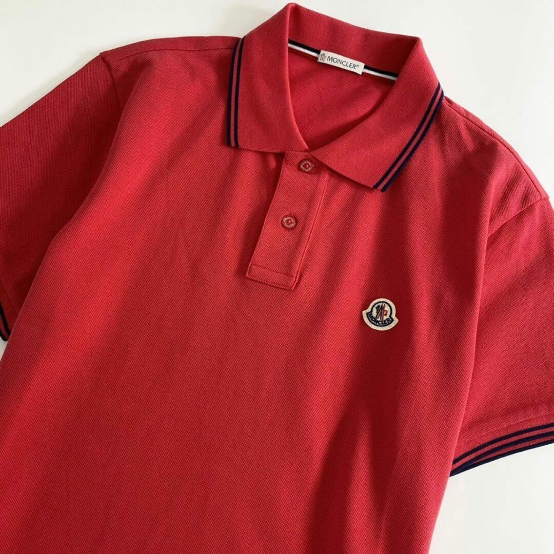 MONCLER(モンクレール)の6e19-5 未使用タグ付☆MONCLER モンクレール ロゴワッペンポロシャツ サイズS レッド MAGLIA POLO MANICA C マリアポロマニカ メンズ メンズのトップス(シャツ)の商品写真