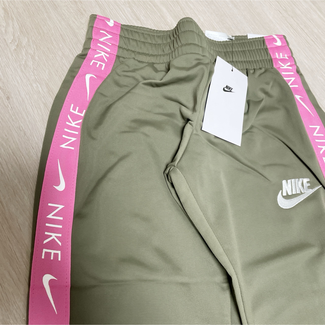 NIKE(ナイキ)の新品★定価7150円★NIKE★セットアップ★上下セット★ジャージ★150cm キッズ/ベビー/マタニティのキッズ服女の子用(90cm~)(その他)の商品写真