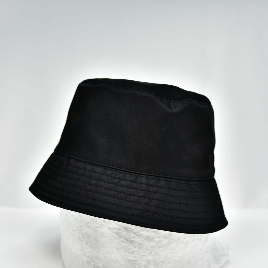 PRADA(プラダ)のほぼ新品 鑑定済 PRADA 三角ロゴ ナイロンバケットハット Mサイズ レディースの帽子(ハット)の商品写真