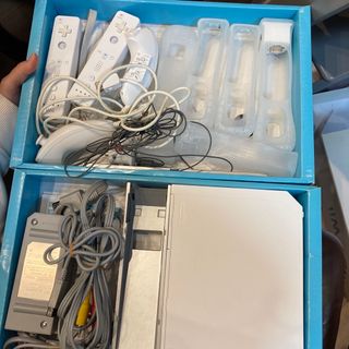 ウィー(Wii)のwii 本体とカセットセット(家庭用ゲーム機本体)