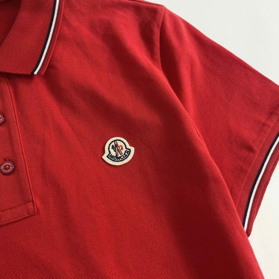 MONCLER(モンクレール)の6e19-3 未使用タグ付☆MONCLER モンクレール ロゴワッペンポロシャツ サイズS レッド MAGLIA POLO MANICA C マリアポロマニカ メンズ メンズのトップス(シャツ)の商品写真