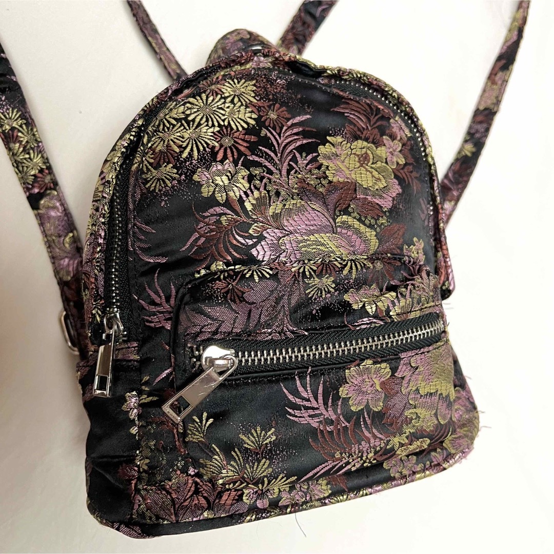 FOREVER 21(フォーエバートゥエンティーワン)のforever21 刺繍 花柄 ミニリュック 和風 和柄 中華 ブラック 黒 レディースのバッグ(リュック/バックパック)の商品写真