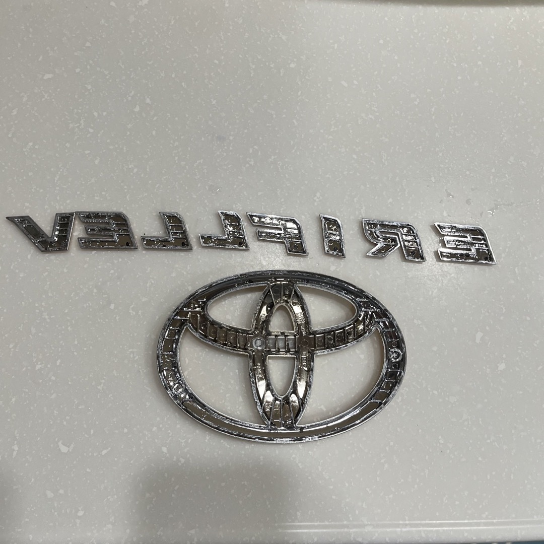 トヨタ(トヨタ)のトヨタ　ヴェルファイア　30系　ゴールドエンブレム　リア用 自動車/バイクの自動車(車外アクセサリ)の商品写真