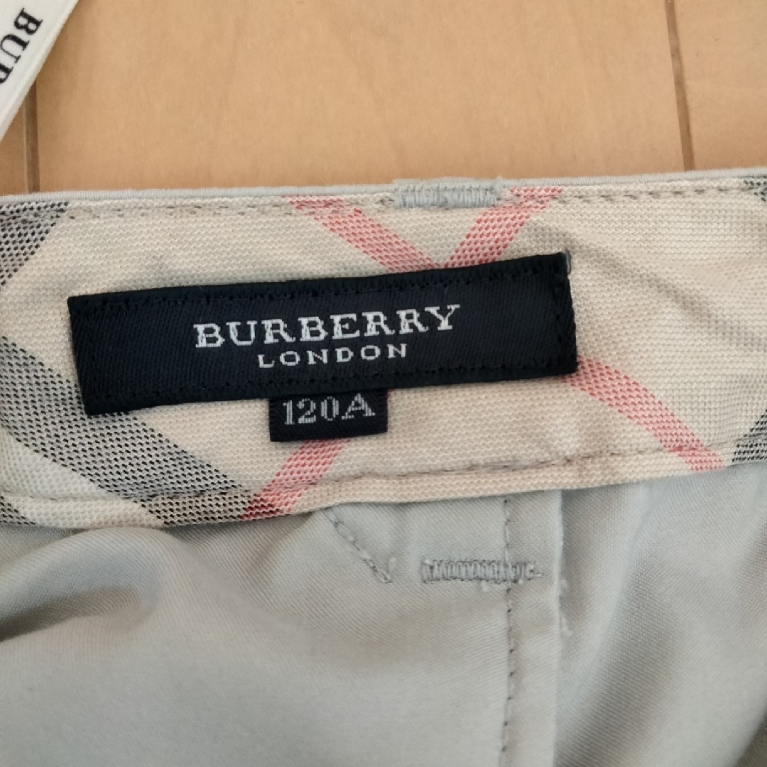 BURBERRY(バーバリー)のバーバリー　グレー短パン　120 キッズ/ベビー/マタニティのキッズ服男の子用(90cm~)(パンツ/スパッツ)の商品写真