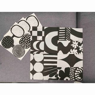 マリメッコ(marimekko)のマリメッコ　ペーパーナプキン コンポッティ ミックス 白黒 新品未使用4枚セット(各種パーツ)