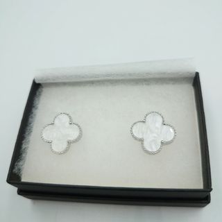 クローバー ピアス ホワイト×シルバー 花 四つ葉(ピアス)