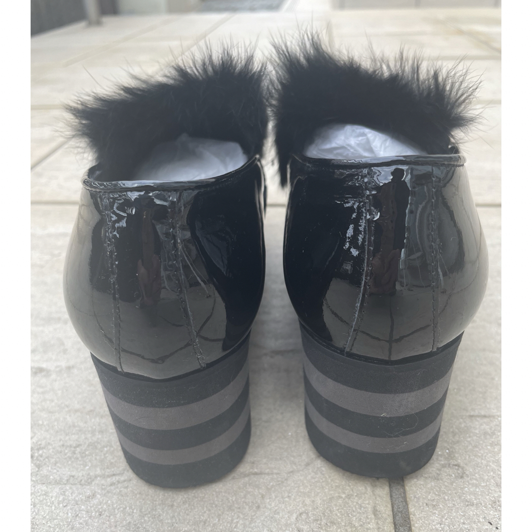 LucaGrossi(ルカグロッシ)のLucaGrossi ルカグロッシ 厚底　ボリュームファー　ローファー　ブラック レディースの靴/シューズ(ローファー/革靴)の商品写真