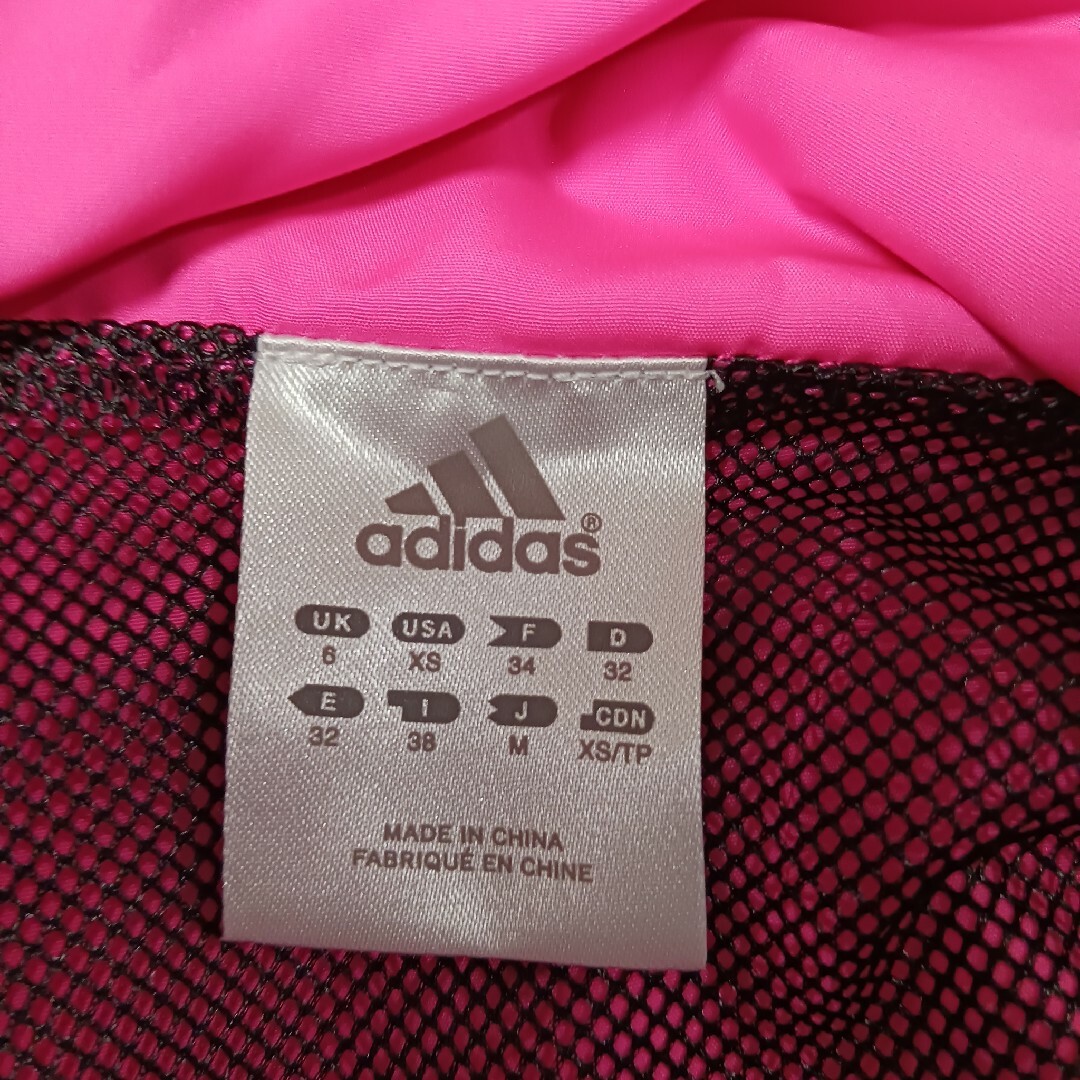 adidas(アディダス)のadidas アディダス レディースナイロンジャケット Ｍ ピンク レディースのジャケット/アウター(ナイロンジャケット)の商品写真