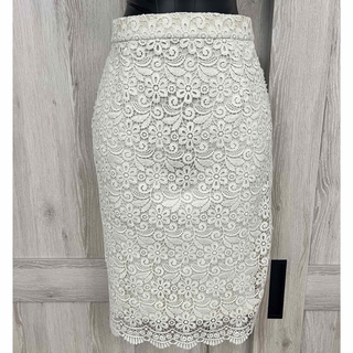 ユニクロ(UNIQLO)の⭐︎美品　ユニクロ　レーススカート　オフホワイト　Mサイズ(ひざ丈スカート)