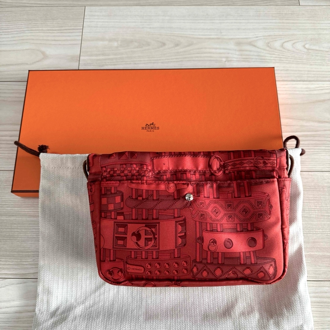 Hermes(エルメス)のHERMES エルメス　新品　フールビ20  シルク バッグイン オーガナイザー レディースのファッション小物(ポーチ)の商品写真