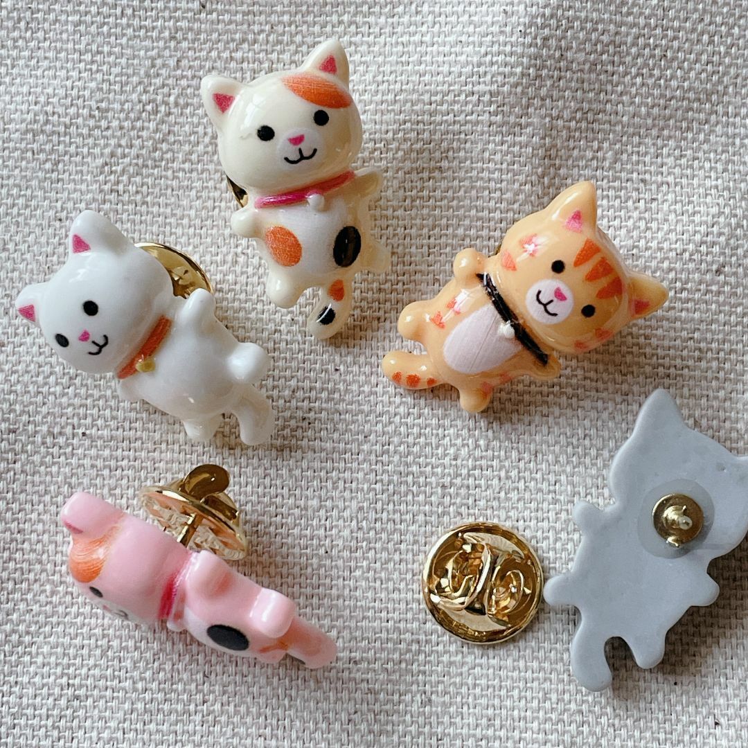 【新品】猫 ピンバッジ ピンバッジ ピンズ 猫ブローチ 猫好き 5点セット レディースのアクセサリー(ブローチ/コサージュ)の商品写真