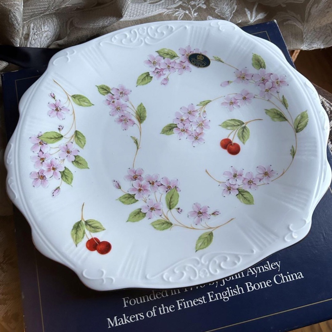 Aynsley China(エインズレイ)の新品 英国製 希少 Aynsley【Cherry Blossom】ケーキプラター インテリア/住まい/日用品のキッチン/食器(食器)の商品写真