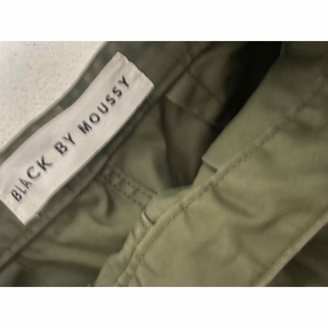 BLACK by moussy(ブラックバイマウジー)のブラック　バイ　マウジー　moussy カーキ色　バルーンパンツ　I レディースのパンツ(カジュアルパンツ)の商品写真