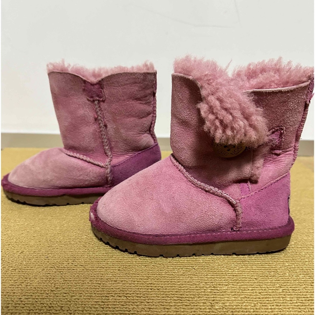 UGG(アグ)のUGG ムートンブーツ キッズ/ベビー/マタニティのキッズ靴/シューズ(15cm~)(ブーツ)の商品写真