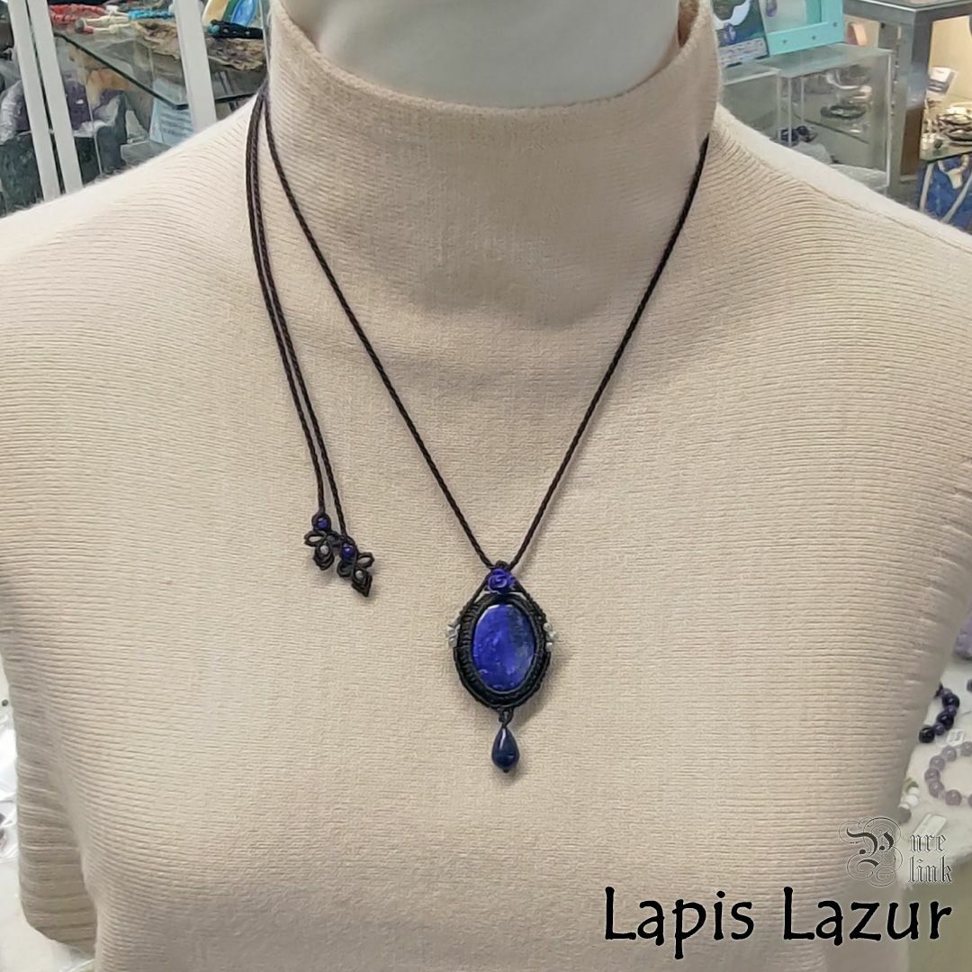 女神イシュタルの護符魔石『ラピスラズリ』青薔薇マクラメ編みトップネックレス ハンドメイドのアクセサリー(ネックレス)の商品写真
