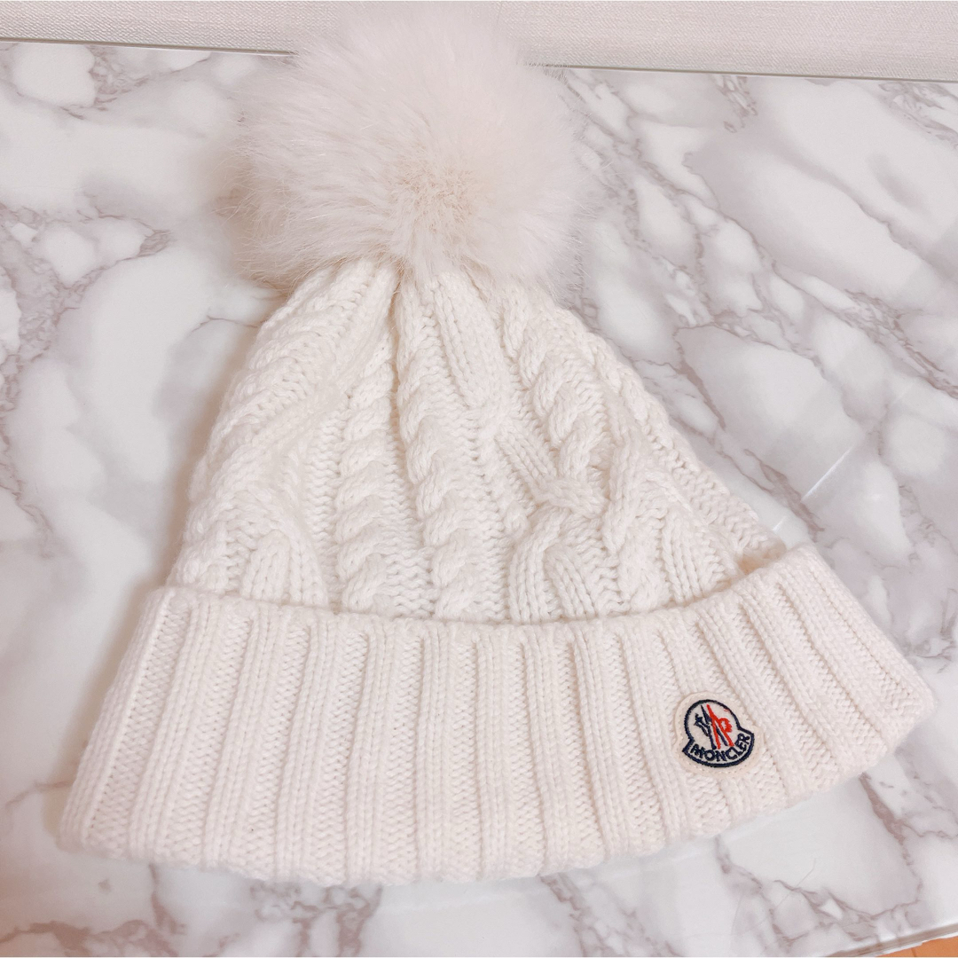 MONCLER(モンクレール)のモンクレール　MONCLER ニット帽　ホワイト　ニット　帽子　冬物　白 レディースの帽子(ニット帽/ビーニー)の商品写真