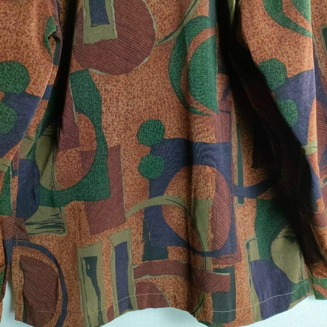 ダークカラー 総柄ポリシャツ 図形 胸ポケット スリット 日本製 レトロ古着 メンズのトップス(シャツ)の商品写真