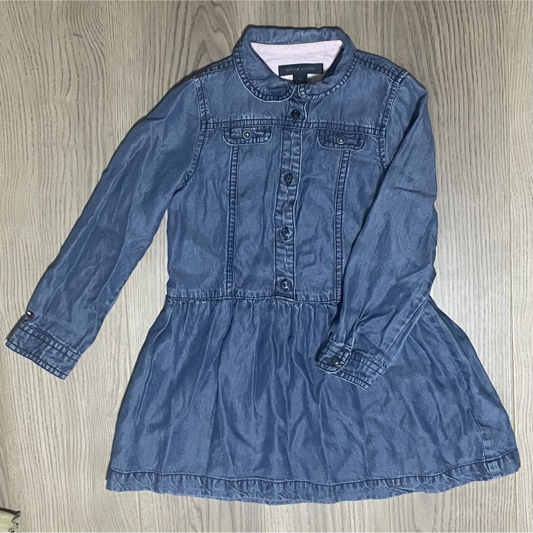 TOMMY HILFIGER(トミーヒルフィガー)のデニムワンピース キッズ/ベビー/マタニティのキッズ服女の子用(90cm~)(ワンピース)の商品写真