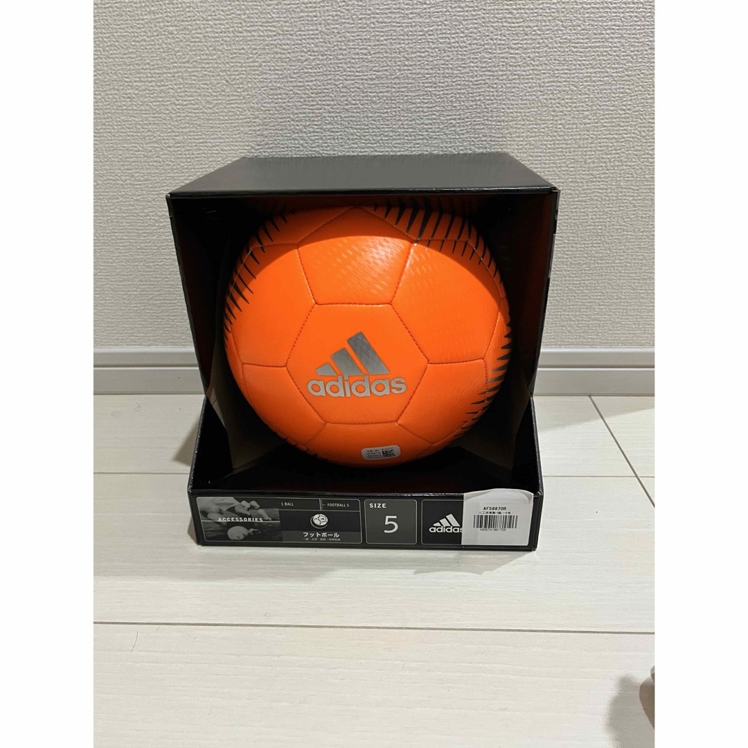 サッカーボール　adidas 5号球　サッカー　フットサル　オレンジ　シルバー スポーツ/アウトドアのサッカー/フットサル(ボール)の商品写真