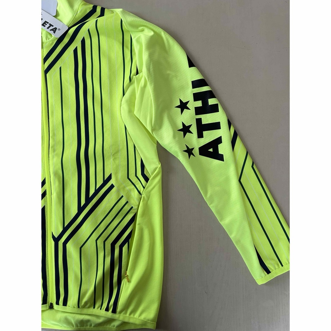 ATHLETA(アスレタ)の☆ 新品タグ付き　メンズM ATHLETA アスレタ グラフィックジャケット スポーツ/アウトドアのサッカー/フットサル(ウェア)の商品写真