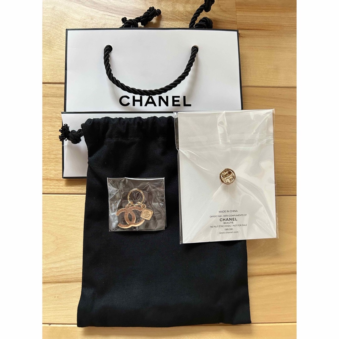 CHANEL(シャネル)のレヴォ助様用　ノベルティ　チャーム　ピンバッジ　巾着 エンタメ/ホビーのコレクション(ノベルティグッズ)の商品写真