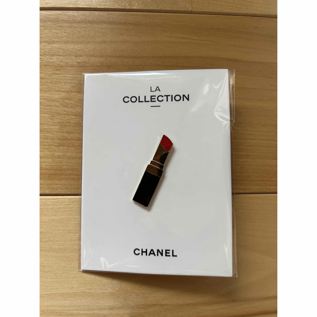 CHANEL(シャネル)のレヴォ助様用　ノベルティ　チャーム　ピンバッジ　巾着 エンタメ/ホビーのコレクション(ノベルティグッズ)の商品写真