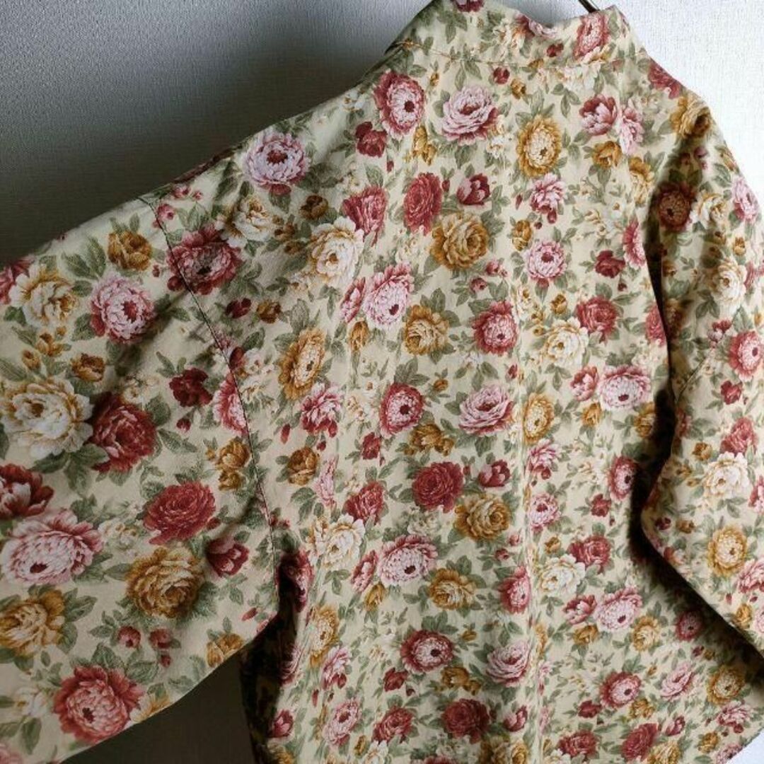 昭和レトロ 花柄シャツ 長袖 フラワープリント バラ ベージュ系 古着 メンズのトップス(シャツ)の商品写真
