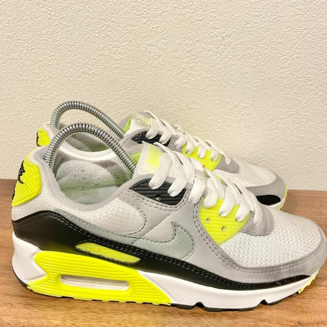 NIKE(ナイキ)のNIKE WMNS AIR MAX 90 ナイキ エア マックス 90 イエロー レディースの靴/シューズ(スニーカー)の商品写真