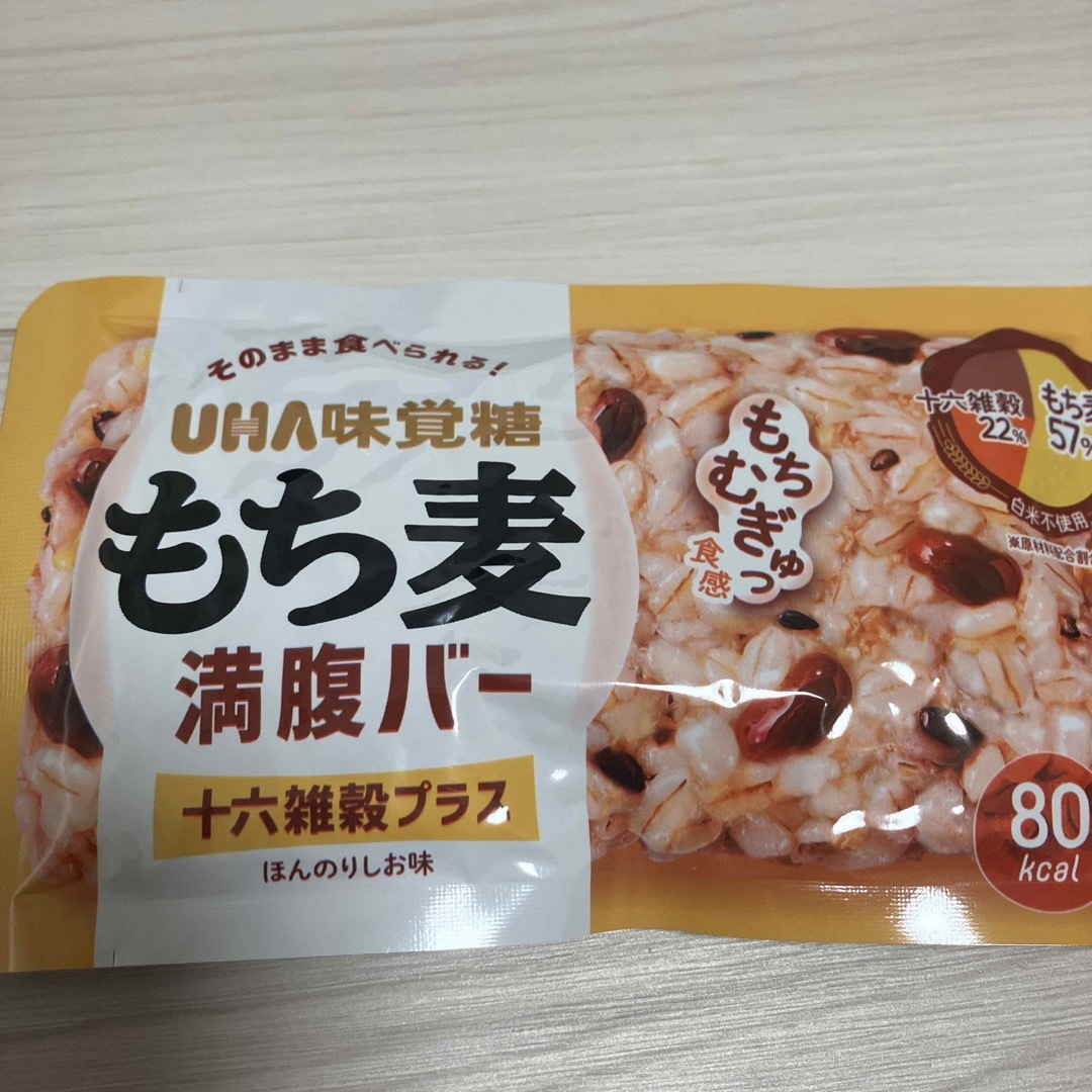 UHA味覚糖 もち麦満腹バー 十六雑穀プラス 55g 食品/飲料/酒の食品(米/穀物)の商品写真