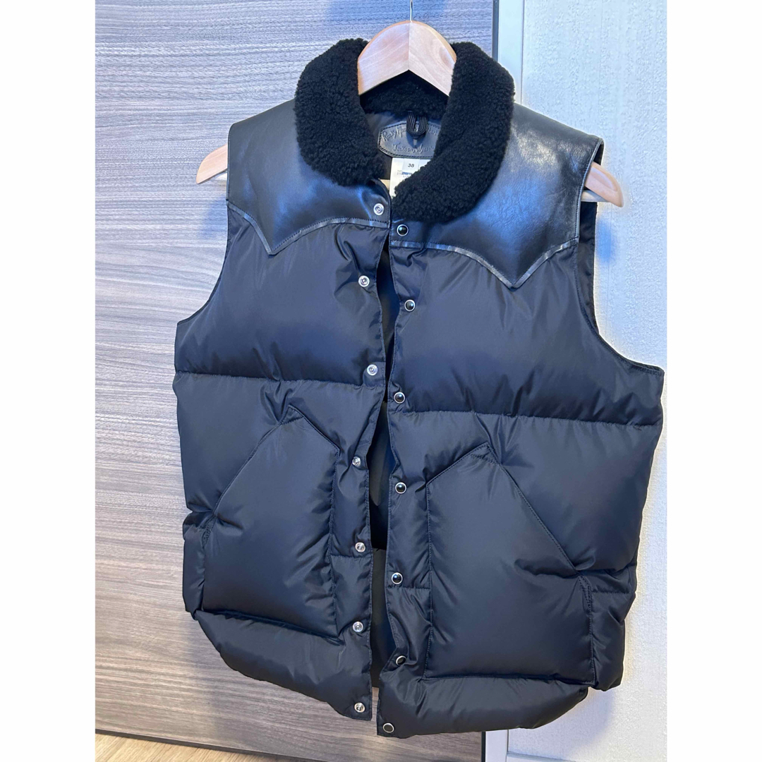 Rocky Mountain Featherbed(ロッキーマウンテンフェザーベッド)のROCKY MOUNTAIN ダウンベスト ロッキーマウンテン メンズのジャケット/アウター(ダウンベスト)の商品写真