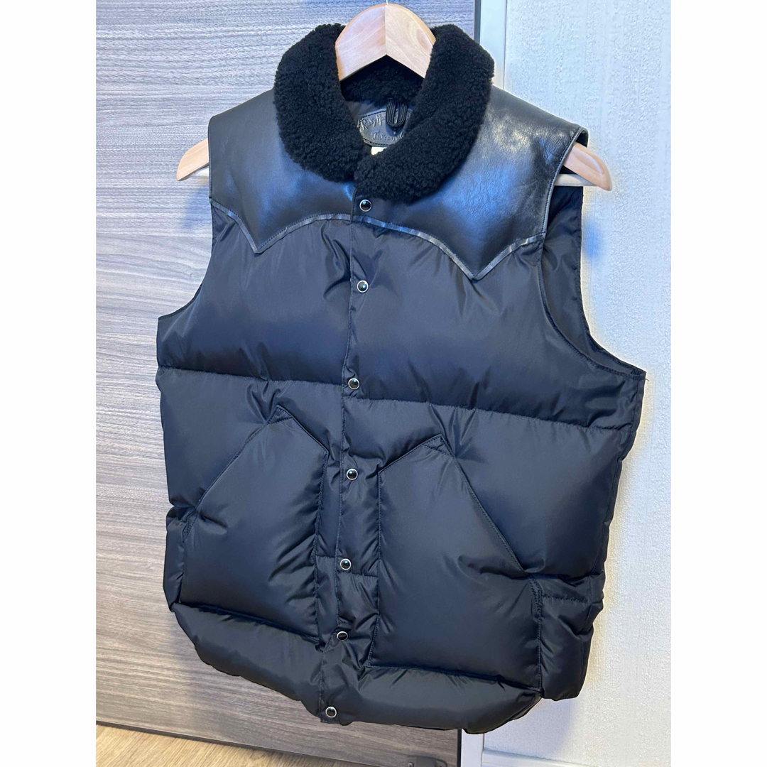 Rocky Mountain Featherbed(ロッキーマウンテンフェザーベッド)のROCKY MOUNTAIN ダウンベスト ロッキーマウンテン メンズのジャケット/アウター(ダウンベスト)の商品写真