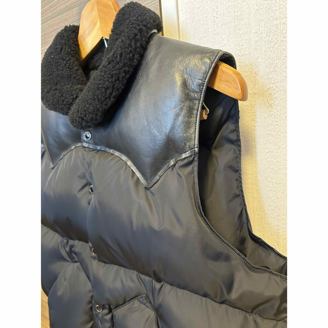 Rocky Mountain Featherbed(ロッキーマウンテンフェザーベッド)のROCKY MOUNTAIN ダウンベスト ロッキーマウンテン メンズのジャケット/アウター(ダウンベスト)の商品写真