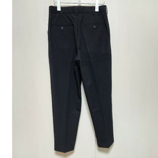 ユニクロ(UNIQLO)の【新品】ユニクロ タックテーパードパンツ サイズM 黒(スラックス)