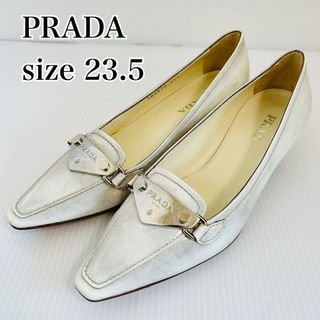 プラダ(PRADA)の【美品】プラダ　パンプス　三角ロゴプレート　ポインテッドトゥ　ホワイト　23.5(ハイヒール/パンプス)