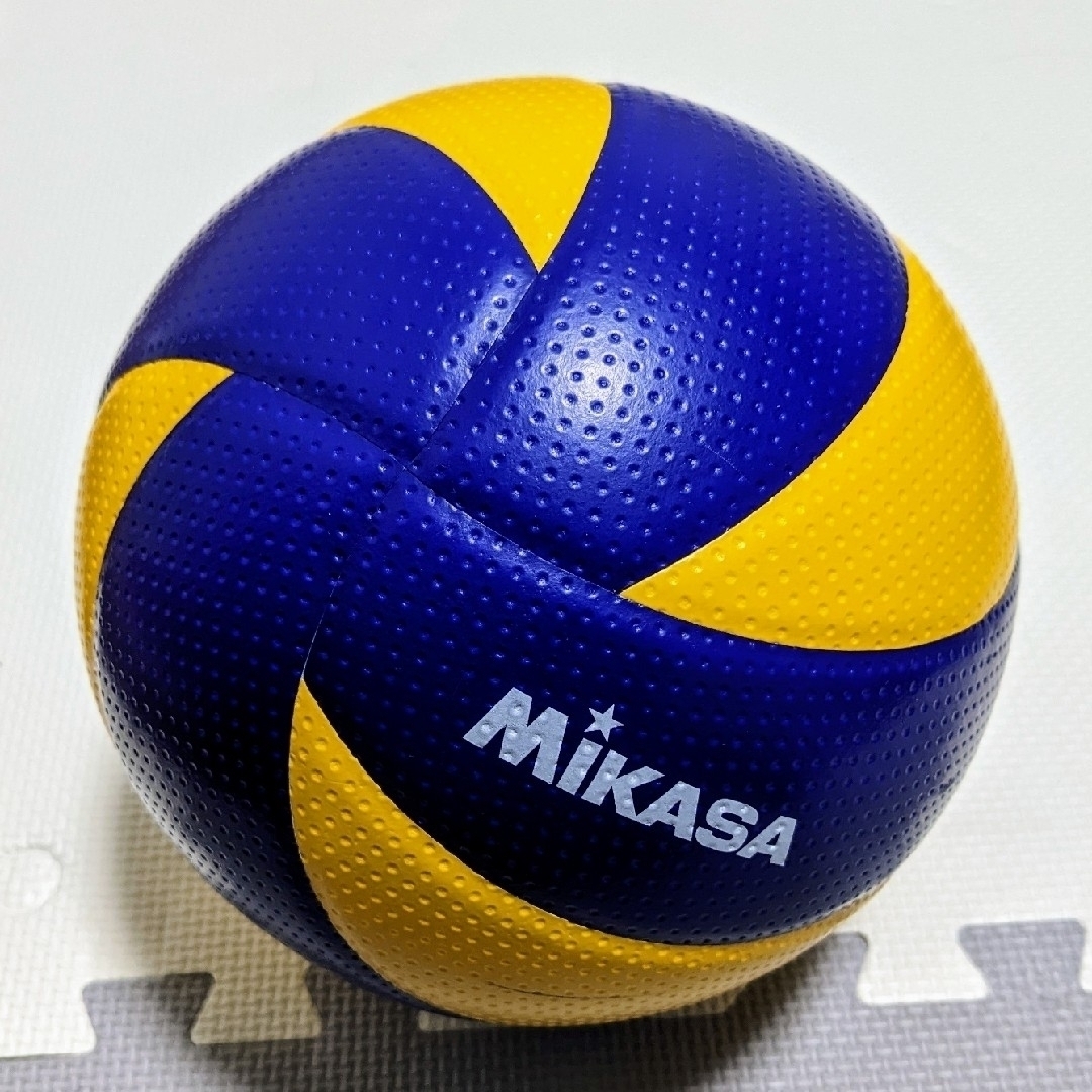 MIKASA(ミカサ)のバレーボール　ミカサ　旧モデル　4号軽量　検定球 スポーツ/アウトドアのスポーツ/アウトドア その他(バレーボール)の商品写真