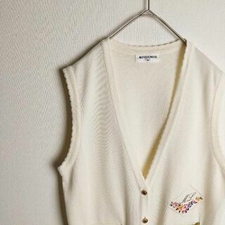 昭和レトロ 刺繍ベスト 花柄 金ボタン 左右ポケット オフホワイト 日本製 古着(ベスト)