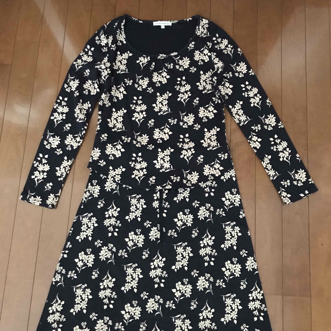 LAURA ASHLEY(ローラアシュレイ)の新品　ローラアシュレイ　セットアップ レディースのトップス(シャツ/ブラウス(長袖/七分))の商品写真