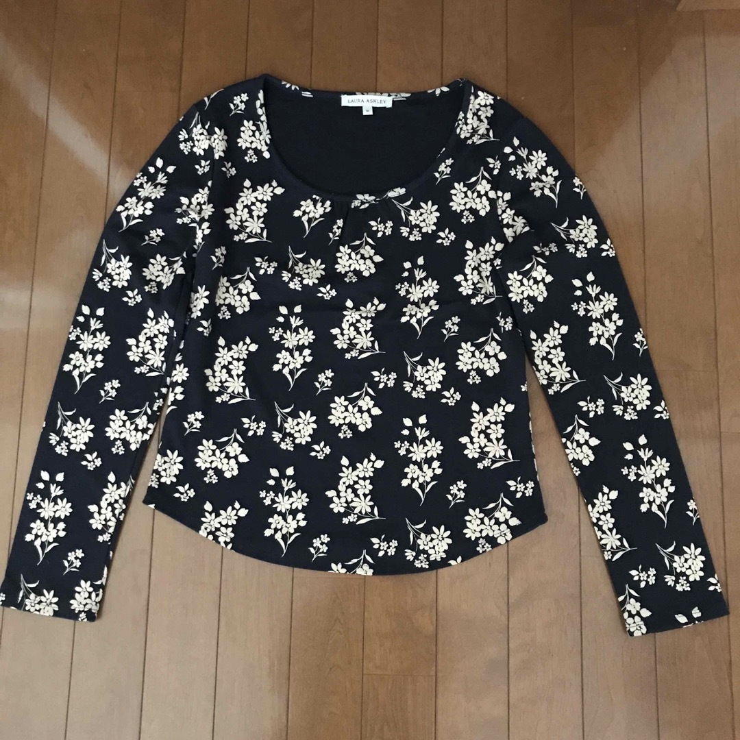 LAURA ASHLEY(ローラアシュレイ)の新品　ローラアシュレイ　セットアップ レディースのトップス(シャツ/ブラウス(長袖/七分))の商品写真