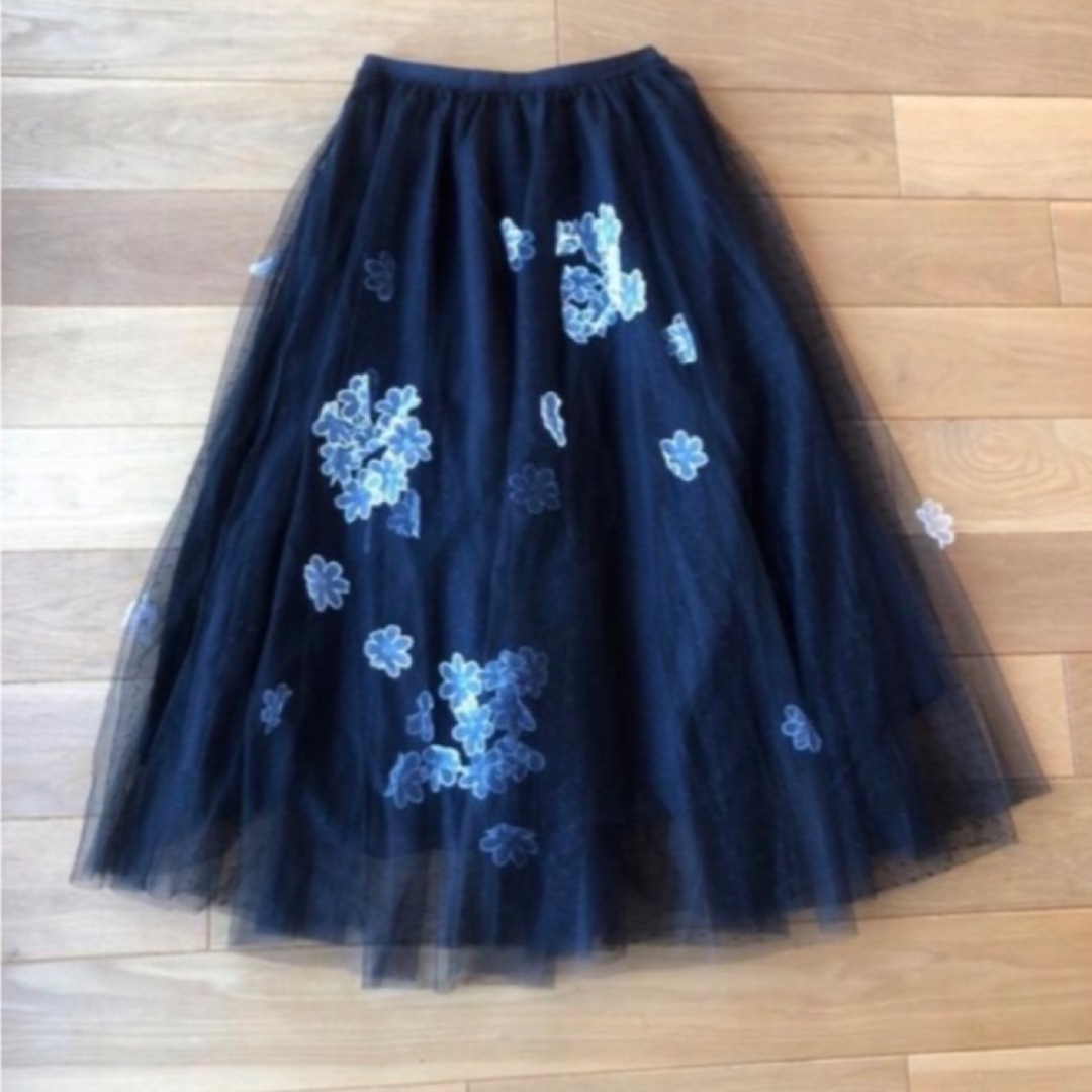 cawaii(カワイイ)の【新品タグ付き】（黒）チュールに咲く白花のベールミディアムスカート レディースのスカート(ロングスカート)の商品写真
