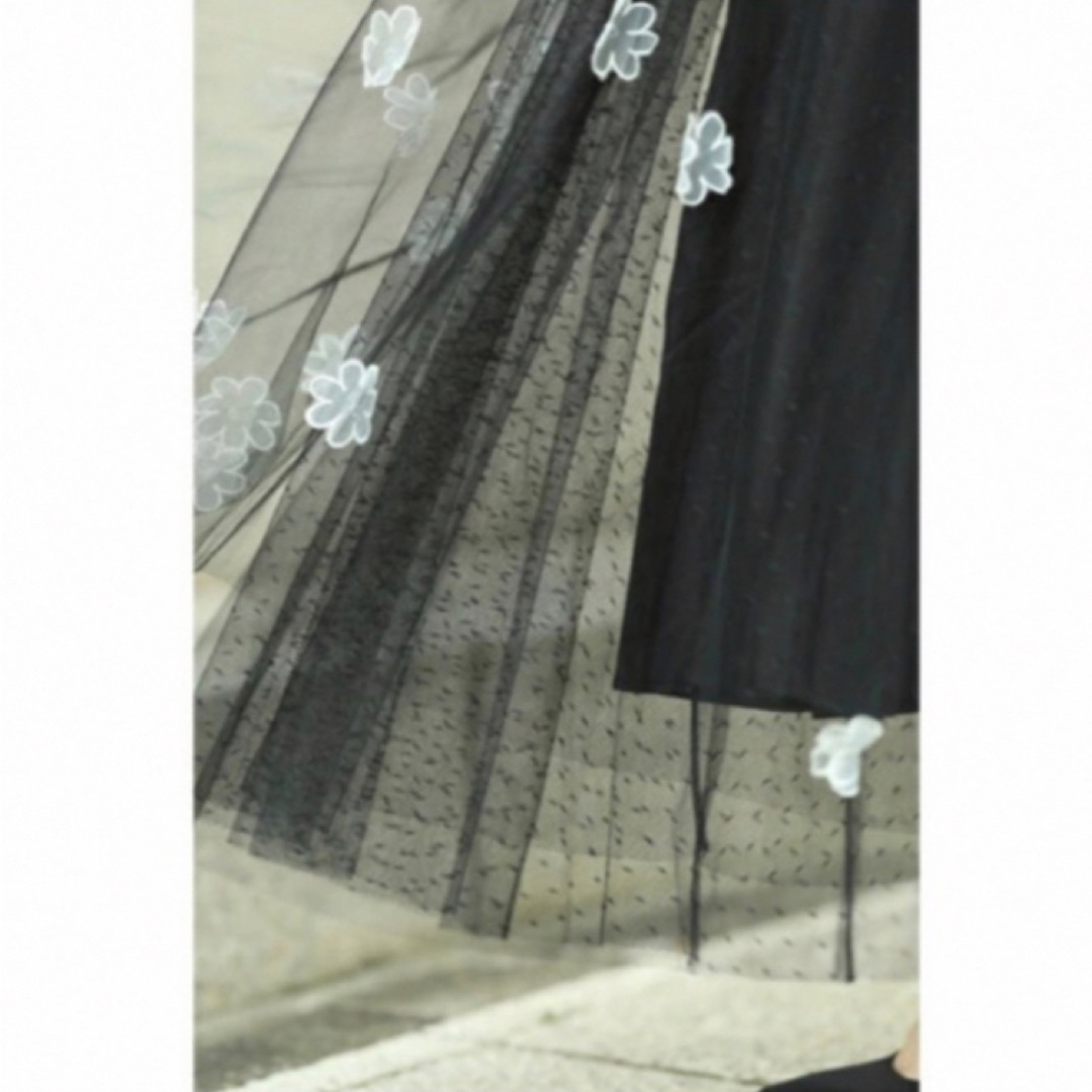 cawaii(カワイイ)の【新品タグ付き】（黒）チュールに咲く白花のベールミディアムスカート レディースのスカート(ロングスカート)の商品写真