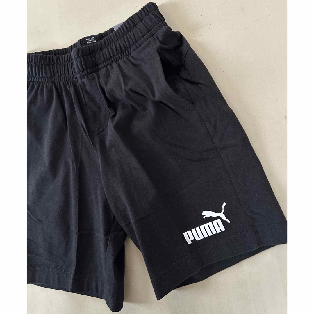 PUMA(プーマ)の新品タグ付き　130㎝ PUMAプーマ上下セットアップ　ホワイト×ブラック キッズ/ベビー/マタニティのキッズ服男の子用(90cm~)(Tシャツ/カットソー)の商品写真