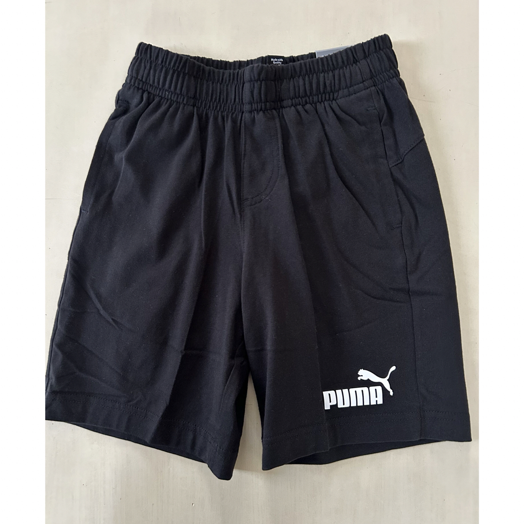 PUMA(プーマ)の新品タグ付き　130㎝ PUMAプーマ上下セットアップ　ホワイト×ブラック キッズ/ベビー/マタニティのキッズ服男の子用(90cm~)(Tシャツ/カットソー)の商品写真