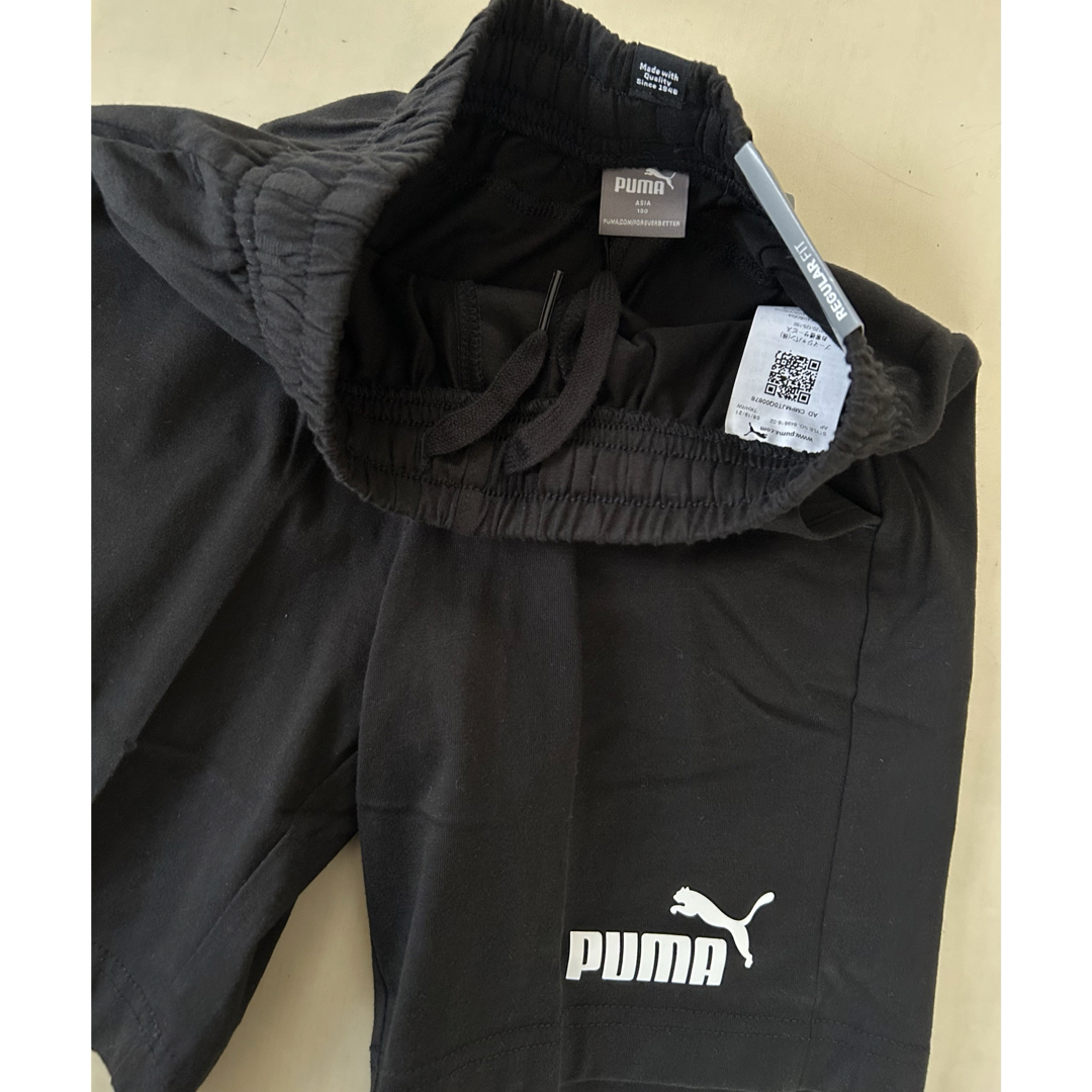 PUMA(プーマ)の新品タグ付き　130㎝ PUMAプーマ上下セットアップ　ホワイト×ブラック キッズ/ベビー/マタニティのキッズ服男の子用(90cm~)(Tシャツ/カットソー)の商品写真