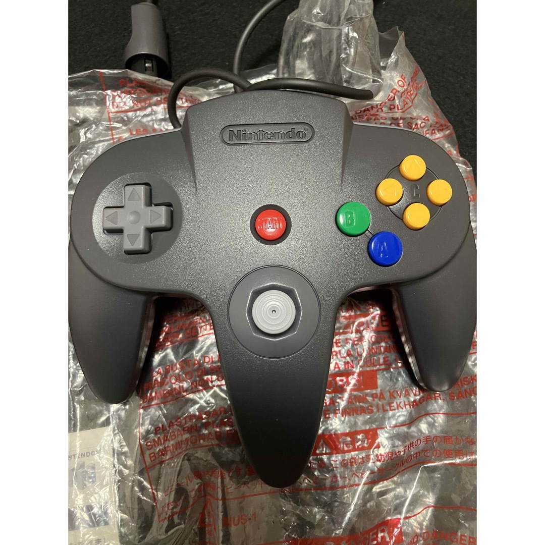 NINTENDO 64(ニンテンドウ64)のニンテンドー64 新品未使用に近いコントローラーブロス　ブラック　希少 エンタメ/ホビーのゲームソフト/ゲーム機本体(その他)の商品写真