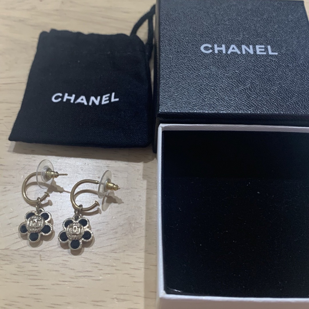 CHANEL(シャネル)のCHANEL シャネル ブラックビジュー フラワー ピアス レディースのアクセサリー(ピアス)の商品写真