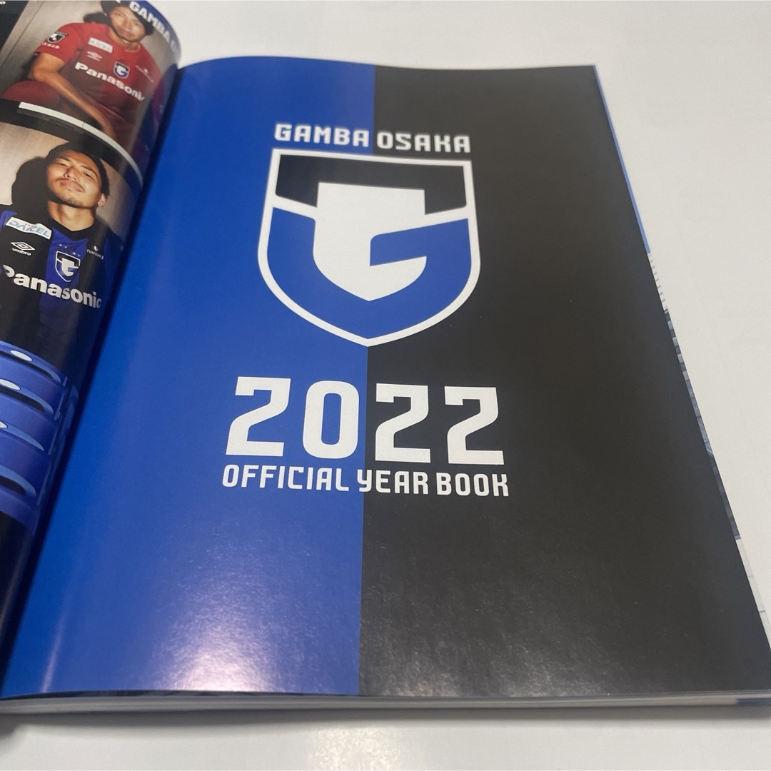 ガンバ大阪　オフィシャルイヤーブック　2022 スポーツ/アウトドアのサッカー/フットサル(記念品/関連グッズ)の商品写真