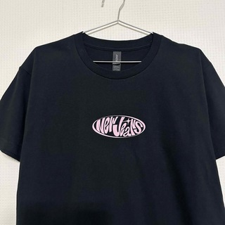 NEW JEANS ロゴ Tシャツ 黒 ニュージーンズ(Tシャツ/カットソー(半袖/袖なし))