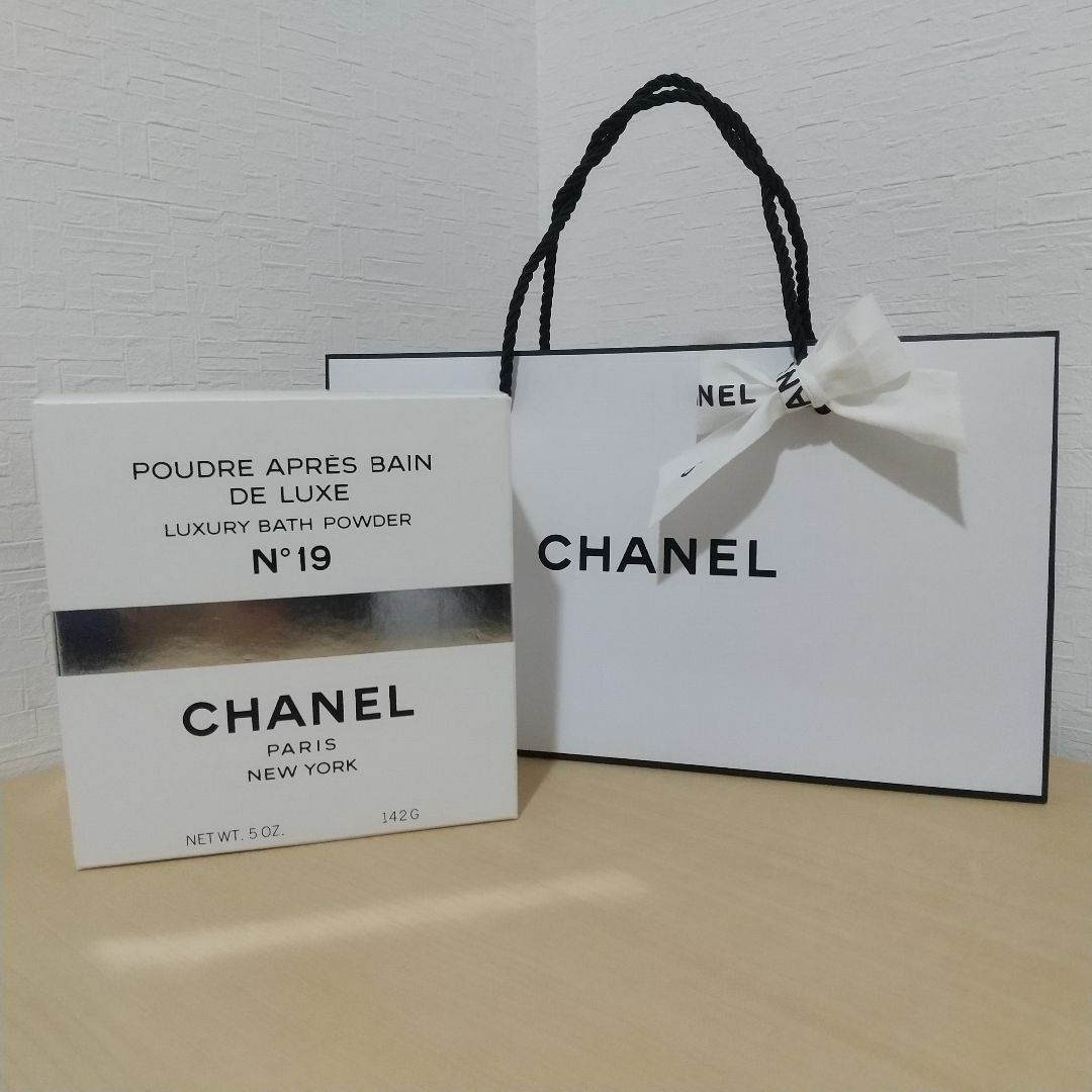 CHANEL(シャネル)のシャネル No19  バスパウダー  142g  ボディパウダー     コスメ/美容のボディケア(ボディパウダー)の商品写真