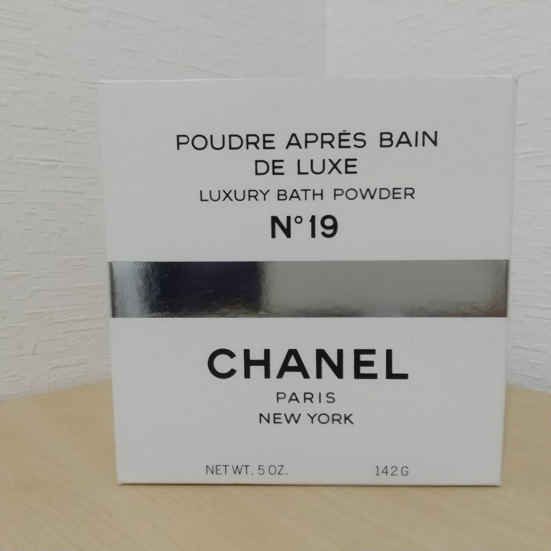 CHANEL(シャネル)のシャネル No19  バスパウダー  142g  ボディパウダー     コスメ/美容のボディケア(ボディパウダー)の商品写真