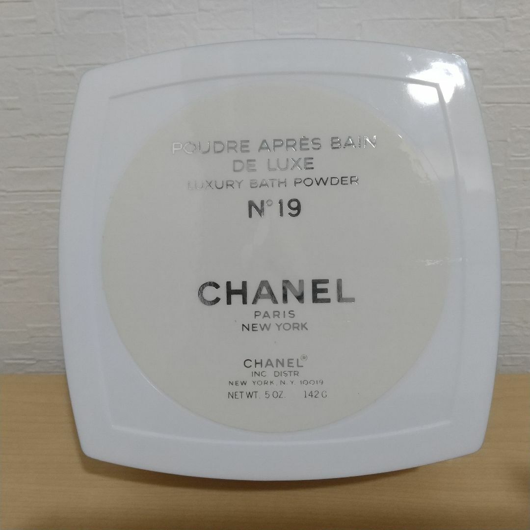CHANEL(シャネル)のシャネル No19  バスパウダー  142g  ボディパウダー     コスメ/美容のボディケア(ボディパウダー)の商品写真